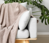 How to put a blanket on the sofa for an elegant and comfortable decoration | Factory Street